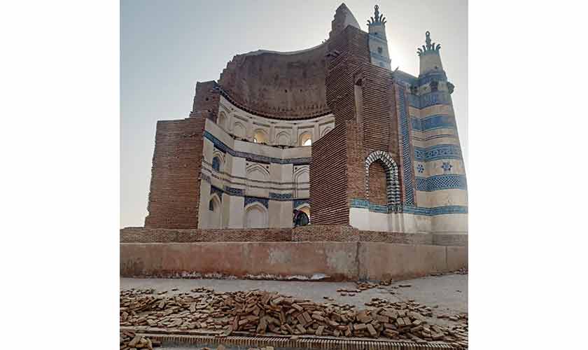 A majesty that is no more