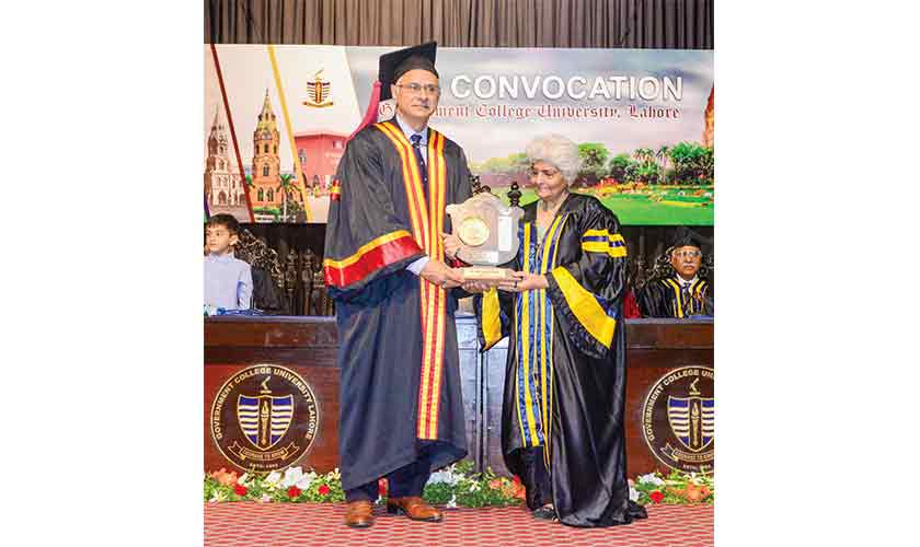 Dr Arfa Sayeda Zehra accepts the award from GCU Vice Chancellor, Prof Dr Asghar Zaidi.