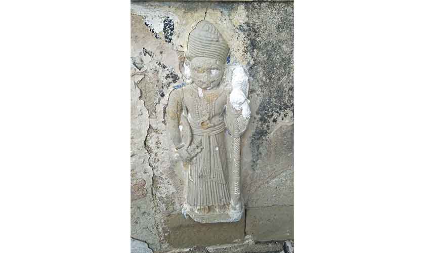 An enacted stone carved statue of Nahavira.