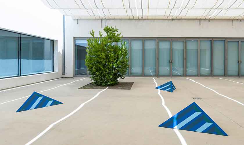 Seher Naveed. Tip, 2021. Painted MDF. Installation at Al Mureijah Art Spaces at Sharjah Art Foundation, 2022. Courtesy of the artist and Aicon Contemporary, New York.