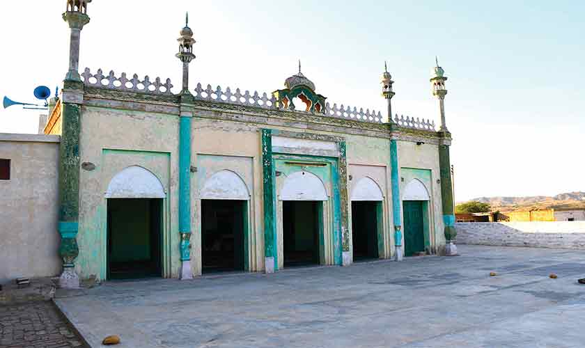 Front view of Jamia mosque in Chaki Shah Jee.