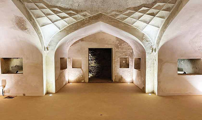 The origins of the Khilwat Khana chambers remain shrouded in mystery. Some findings credit their construction to Emperor Akbar. Other accounts point to the reigns of Jahangir or Shah Jahan.