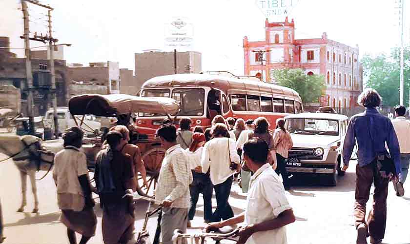 The locals know it as Laal Patara. (A view of the Urdu Bazaar-Mori Gate intersection.) — Photo courtesy: Vintage Pakistan’s Facebook page