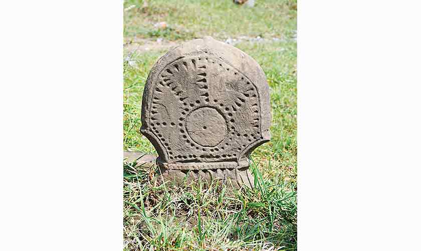 Decorative tombstone in the graveyard of Khawaja Muhammad Namdar Shah.
