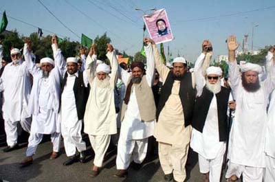Sunni Ittehad Council (SIC) leaders during a rally in favour of Mumtaz Qadri at in Karachi on Saturday, 2011. -- Photo by Rizwan Ali / PPI