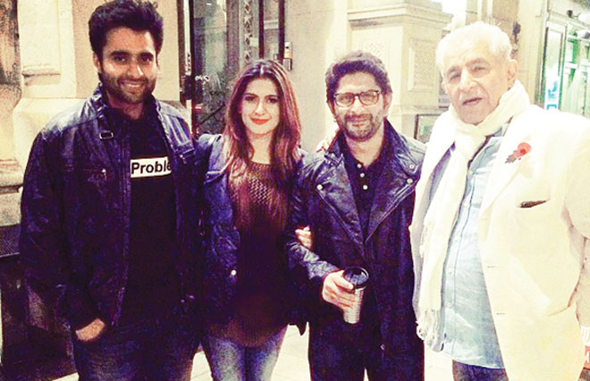 Kubra poses with fellow cast members Jackky Bhagnani, Arshad Warsi and Dalip Tahil 
