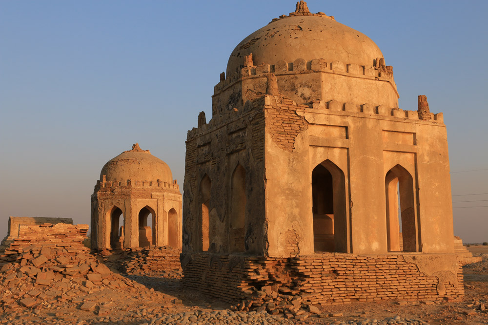 The chhatri with the painted interior sits in the background.
