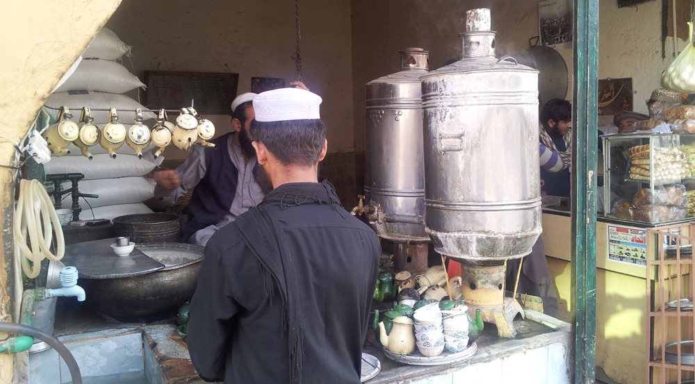 Pashtun hospitality: Tea seller in Peshawar. 