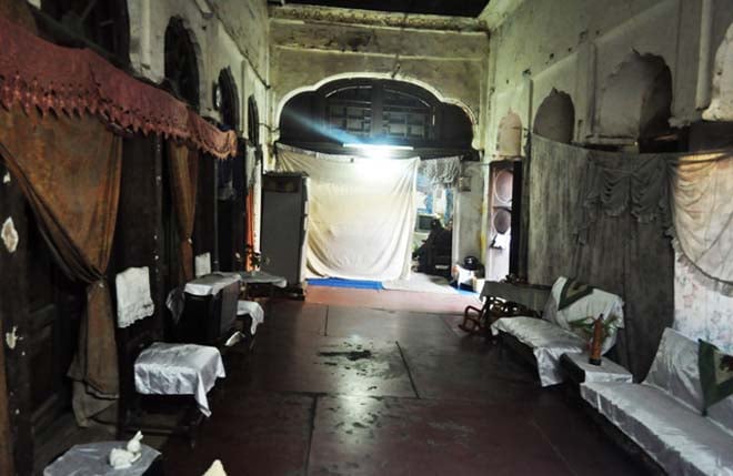 The main hall of the haveli, now used as a drawing room, was orignally the hall for  public hearing.