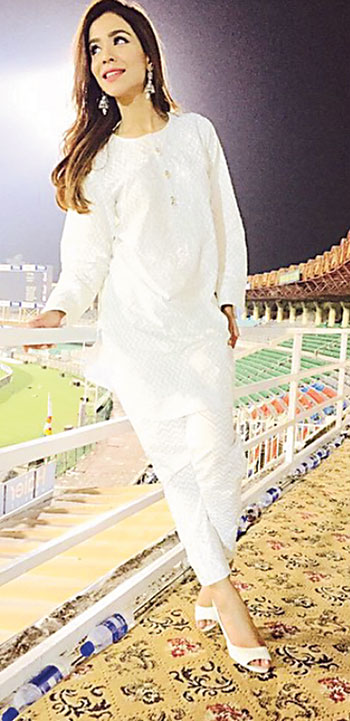 Humaima Malick Humaima turned up to support the Pakistani team during the recent tournament in Lahore in a white chikan kurta by Zara Shahjahan. Paired with traditional silver accessories, this look is fresh and girly.