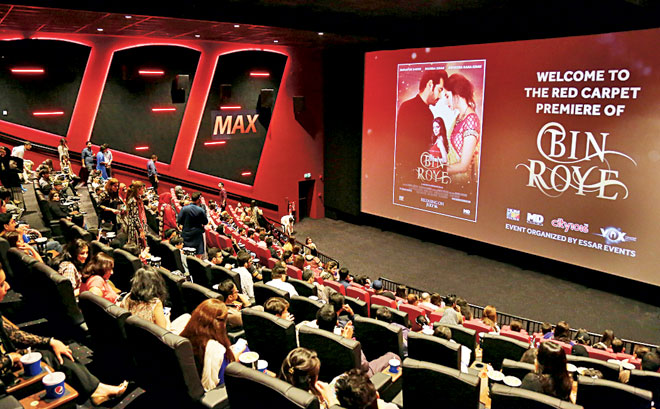 Bin-Roye-showing-to-packed-audience-in-Dubai