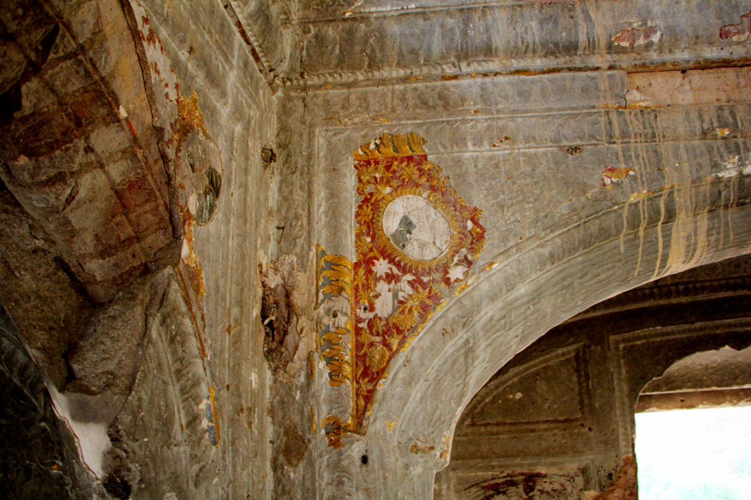 Remains of the fresco and gold platings.