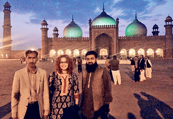 Mona Eltahawy bumps into some fans at the Badshahi Mosque, Lahore