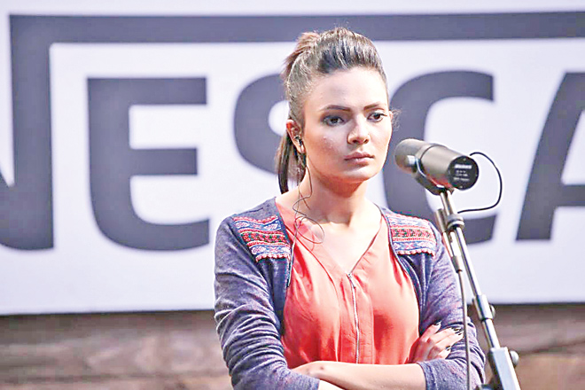 Attaullah Khan Essakhilvi song, &lsquo;Kameez Teri Kali&rsquo; gets a modern makeover on the show. Vocalist Mehak Ali gives a stunning performance, backed by her equally talented musical counterparts, who displayed their skills on various instruments. 