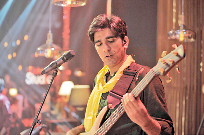 Aside from being a brilliant bass player, Ali Hamza sounds incredible on this season of Coke Studio 9, particularly on the rich and exhilarating traditional cover of ‘Paar Chanaa De’.