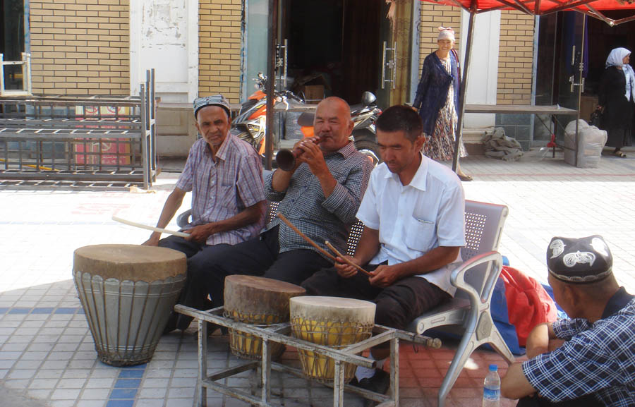 A streetside music performance in Kashgar.
