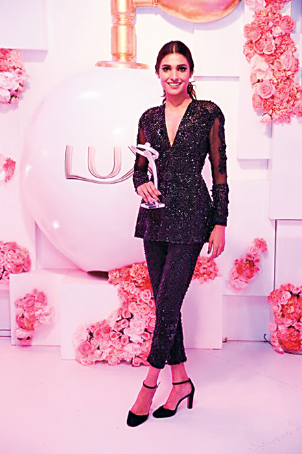 Amna Ilyas highlighted the fashion industry’s obsession with fair skin in her acceptance speech at LSA 2015. 