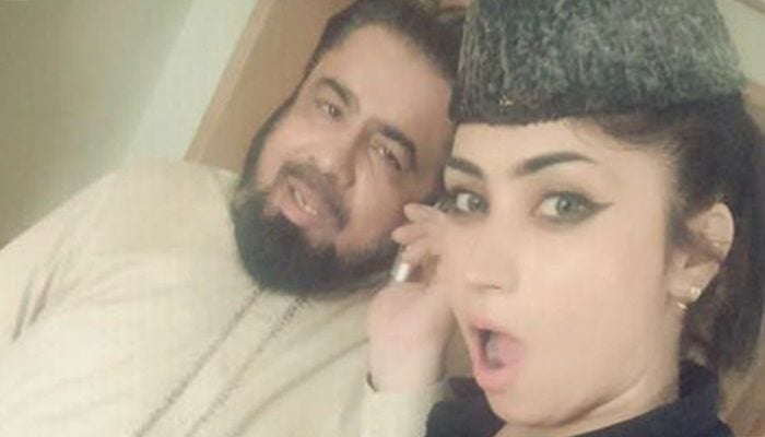 Qandeel-Baloch-hot-pictures-With-Mufti-Abdul-Qavi-new-scandal-700x400