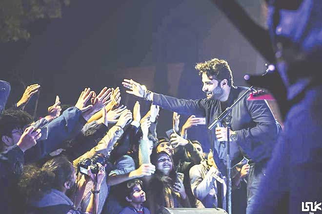 Kashmir performing at Lahore Music Meet 2018 with vocalist Bilal Ali being cheered on by fans. 
