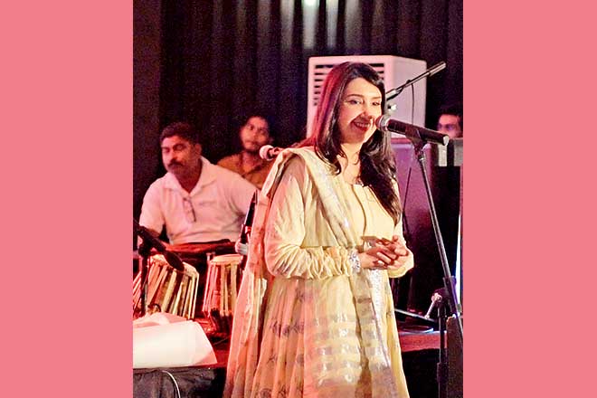 Zeb Bangash, a disciple of Ustaad Naseeruddin Saami for five years, gave him a wonderful introduction. 