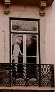 A painting of Pessoa on a window pane.