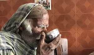 Having tea next to this old man at Kashmir Chowk, Mithi City.