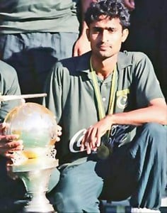 IJAZ_1994 World Cup-Pakistan captain Shahbaz, Player of Tournament, with the trophy