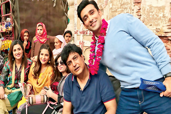 Sami Khan on the sets of Kaaf Kangana with writer-director Khalil-ur-Rehman. 