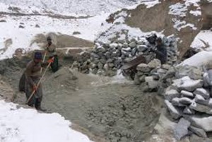 Heavy snowfall has paralysed people&rsquo;s day-to-day activities. -Courtesy Pamir Time