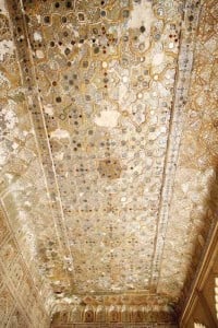 The verandah is just the fa&ccedil;ade, since the opulently decorated bedroom of Shah Jahan and Mumtaz lies way behind, nicely tucked away among a cluster of other rooms.  