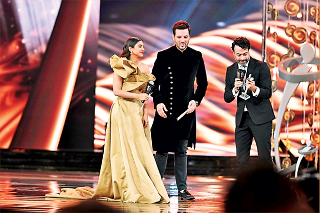 Sonya Hussain and Mikaal Zulfiqar continued the fashion awards out of which the highlight in the designers&rsquo; category was Kamiar Rokni&rsquo;s award for Bridal Couture; this award was given to him when he deserved it most.