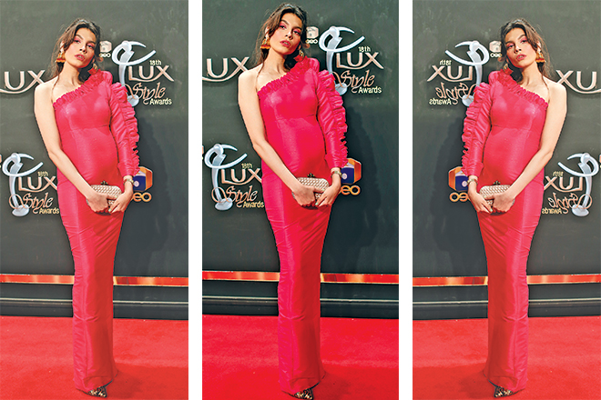 Amna debuted her baby bump in a form fitting number by the House of Kamiar Rokni. The one shoulder frilly dress made quite an impact on the red carpet. Talk about glowing in the spotlight!