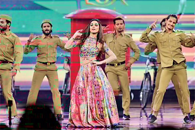 Nomi Ansari had designed the stage looks for the performances and the designs were typical of his usual design flair. Unabashed colour and design for the stage is a good idea especially for the performances that Maya Ali, Mehwish Hayat and Fahad Mustafa had.