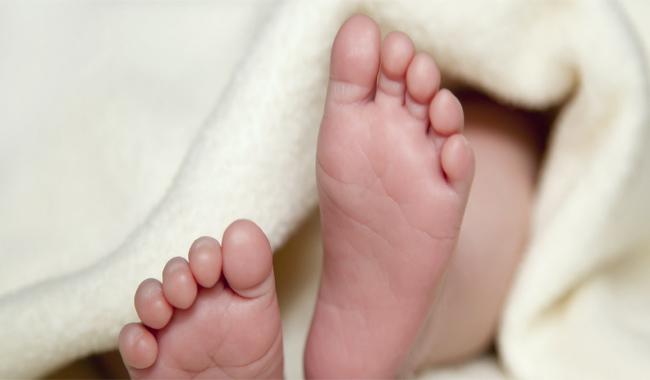 Woman gives birth to child in bushes outside D.G Khan hospital   