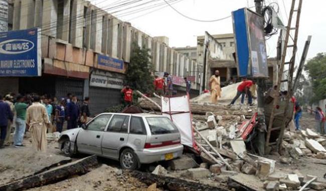 10 injured as building in Karachi collapses