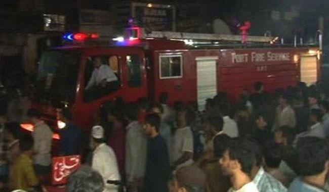 Fire destroys shopping center in Karachi