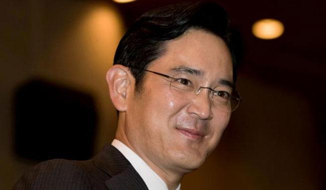 Samsung chief faces long day as South Korean court weighs arrest warrant