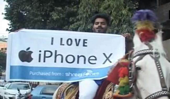 Indian man goes to buy Apple’s iPhone X riding a horse and accompanied by a band