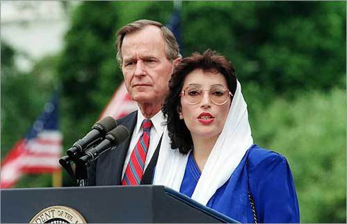 In Washington, D.C., in 1989, Benazir Bhutto stood with President George H. W. Bush during White House welcoming ceremonies.