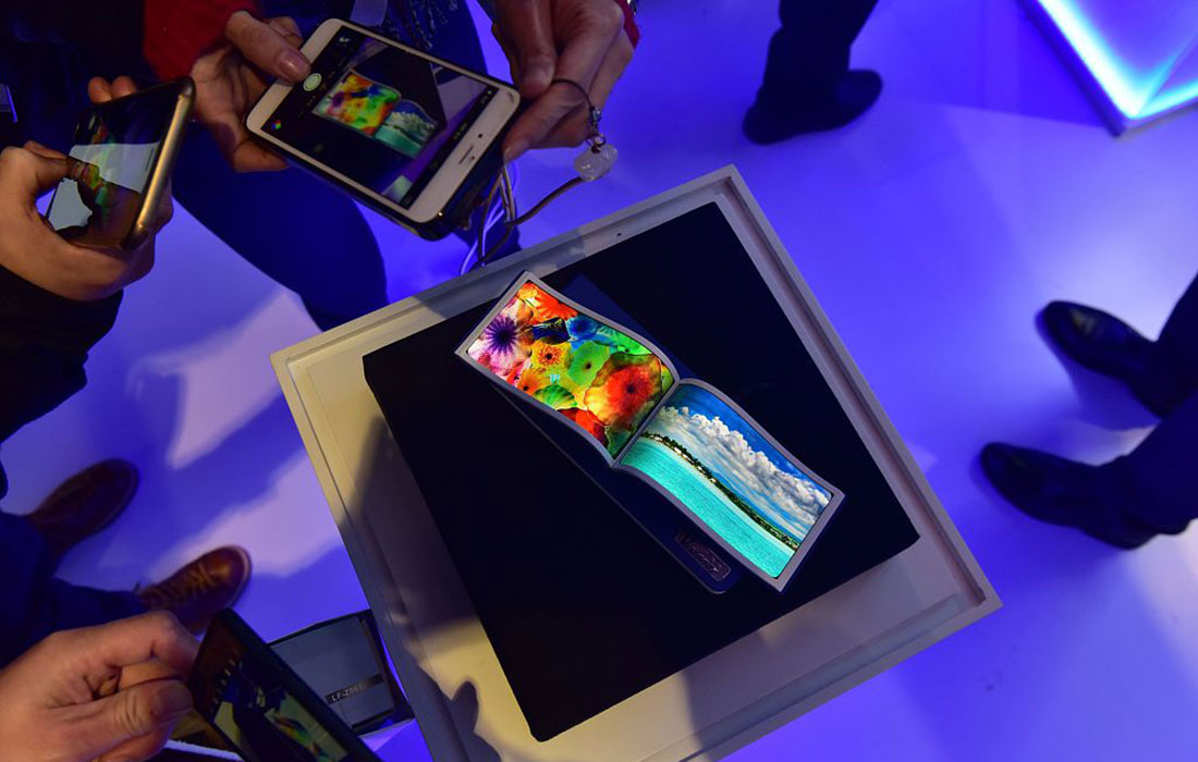 Flexible screens are displayed at the Fourth World Internet Conference.