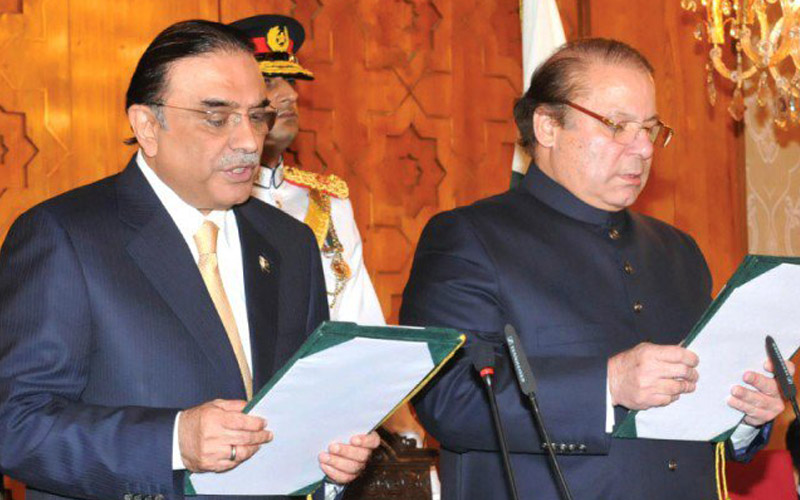 Former president Asif Ali Zardari administers oath to PM Nawaz Sharif on June 05, 2013.