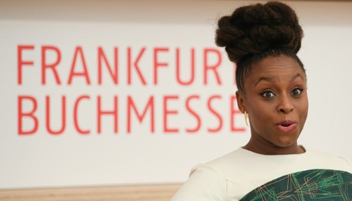 Perempuan masih tidak terlihat, memperingatkan ikon feminis Chimamanda Adichie
