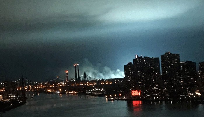 Langit biru di malam hari menerangi media sosial di New York