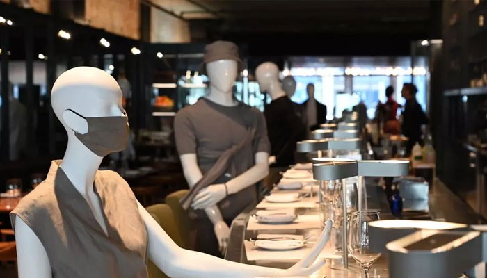 Kafe chic Montreal menggunakan mode untuk jarak sosial plus amal