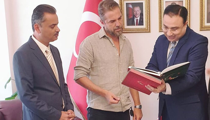 engin altan duzyatan aka ertugrul visits pakistani consulate in istanbul wishes pakistani fans on independence day