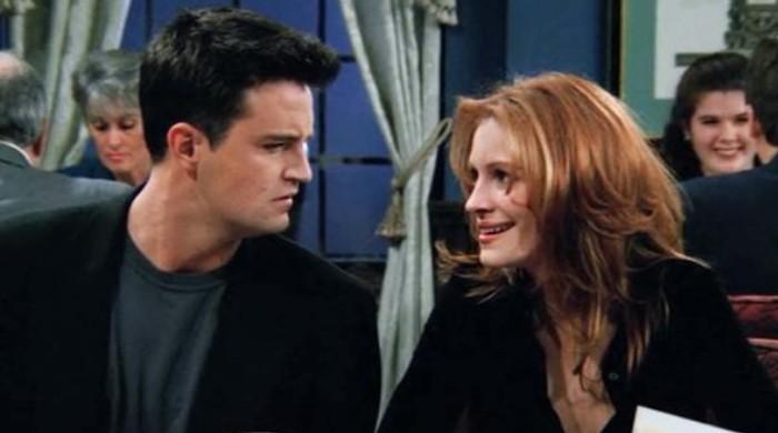 Julia Roberts and Matthew Perry flirted over fax before she said yes to 'Friends' role - Vimarsana News