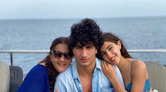 Sara Ali Khan twins with mom Amrita Singh; wishes her on 63rd birthday - Vimarsana News
