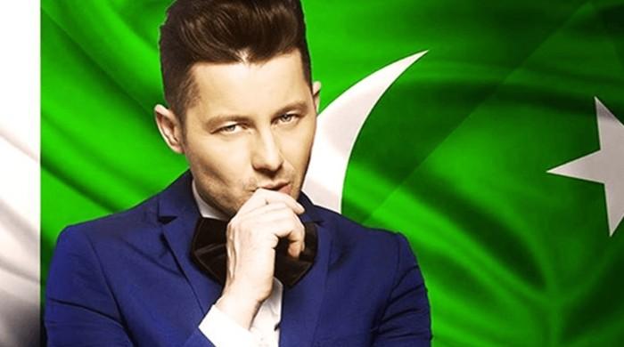 Akcent's lead vocalist flaunts a Pakistani kurta at Europe's YouTube Music Event