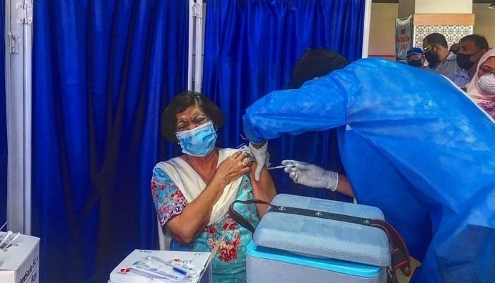 Pakistan Begins Registering People Over 50 For Coronavirus Vaccine [ 400 x 700 Pixel ]