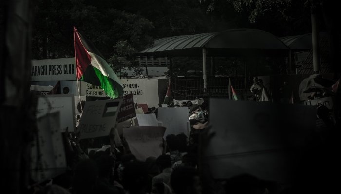 In photos: Karachiites take to streets to condemn Israeli attacks on Palestine 